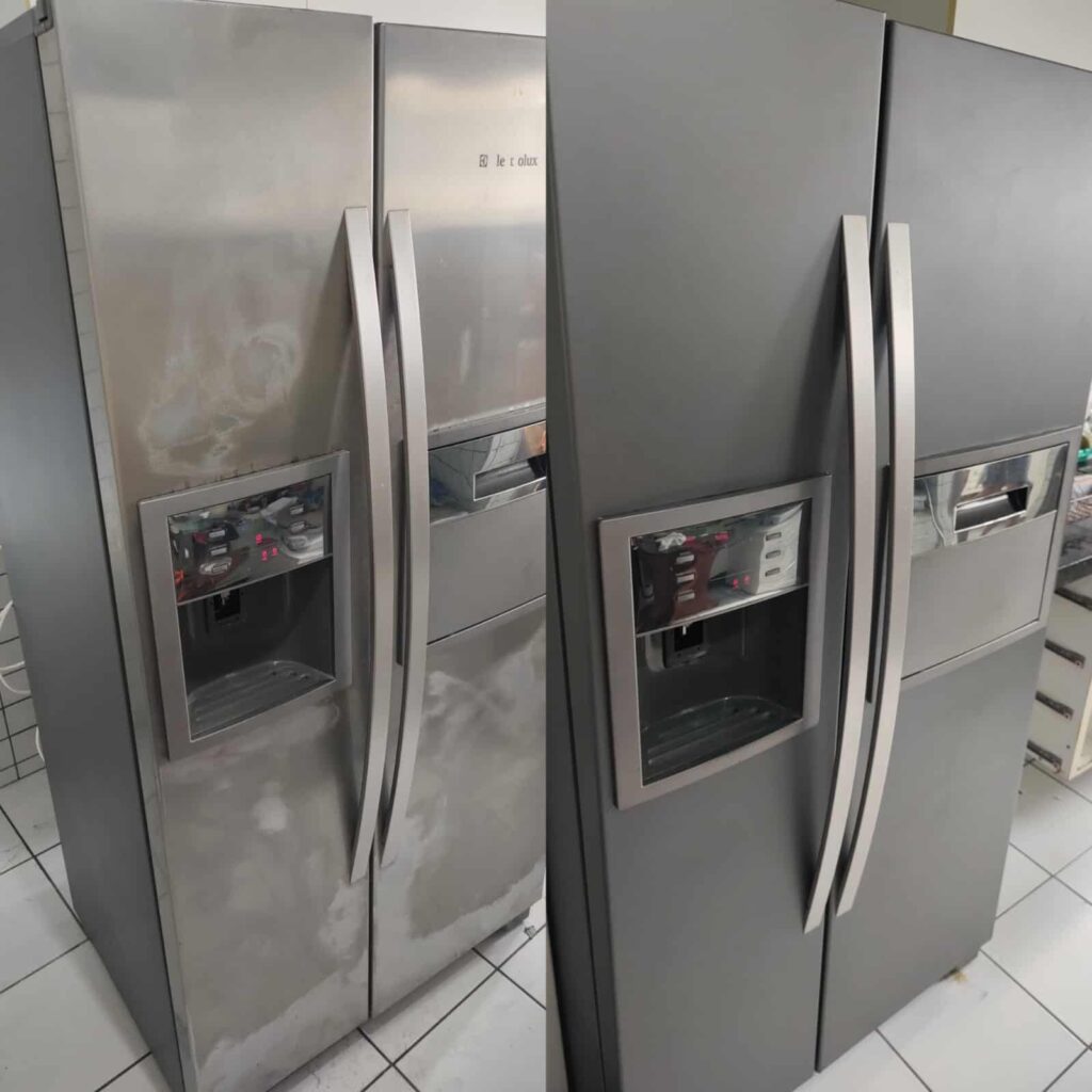 Envelopamento de geladeira na cor inox